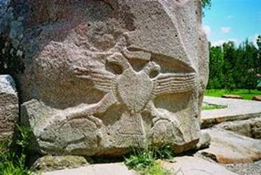 Самое первое изображение двуглавого орла высечено на скале, найденной в Передней Азии (Турция), и относится к памятникам исчезнувшей хеттской цивилизации. II тысячелетие до н. э.